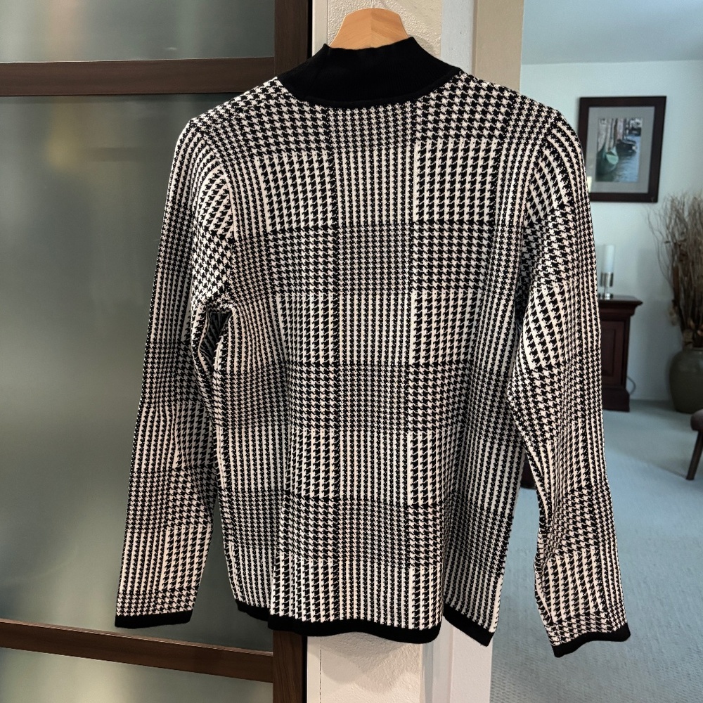 T Tahari Houndstooth Mock Turtleneck - Size M - Picture 5 of 9